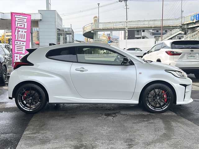 トヨタ ＧＲヤリス RZ ハイパフォーマンス 京都府 2022(令4)年 1.1万km プラチナホワイトパールマイカ ワンオーナー/JBLプレミアムサウンド/９インチ純正OPメモリーナビ/バックカメラ/GR赤キャリパー/3眼LEDヘッドライト/GR黒ハーフレザーシート/BSM/デジタルミラー/前席シートヒーター/GR本革ステアリング/ステアリングヒーター/スマートキー2本/オートワイパー/Miracast/Bluetooth/インタークーラースプレー/IMT【電動クラッチアシスト】/フォグランプ/前後ドラレコ/電動格納ミラー/純正18インチアルミホイール/純正フロアマット/アダプティブクルーズコントロール/パワーステアリング/純正ビルトインETC/４WD/ターボ/TSS/アイドリングストップ