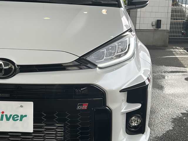 トヨタ ＧＲヤリス RZ ハイパフォーマンス 京都府 2022(令4)年 1.1万km プラチナホワイトパールマイカ ワンオーナー/JBLプレミアムサウンド/９インチ純正OPメモリーナビ/バックカメラ/GR赤キャリパー/3眼LEDヘッドライト/GR黒ハーフレザーシート/BSM/デジタルミラー/前席シートヒーター/GR本革ステアリング/ステアリングヒーター/スマートキー2本/オートワイパー/Miracast/Bluetooth/インタークーラースプレー/IMT【電動クラッチアシスト】/フォグランプ/前後ドラレコ/電動格納ミラー/純正18インチアルミホイール/純正フロアマット/アダプティブクルーズコントロール/パワーステアリング/純正ビルトインETC/４WD/ターボ/TSS/アイドリングストップ