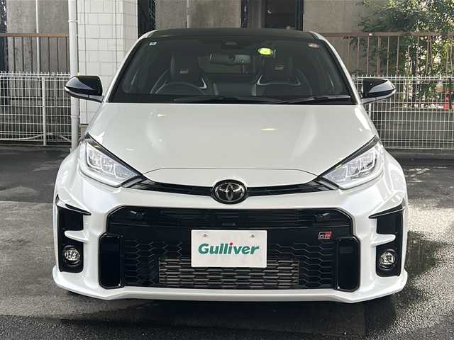トヨタ ＧＲヤリス RZ ハイパフォーマンス 京都府 2022(令4)年 1.1万km プラチナホワイトパールマイカ ワンオーナー/JBLプレミアムサウンド/９インチ純正OPメモリーナビ/バックカメラ/GR赤キャリパー/3眼LEDヘッドライト/GR黒ハーフレザーシート/BSM/デジタルミラー/前席シートヒーター/GR本革ステアリング/ステアリングヒーター/スマートキー2本/オートワイパー/Miracast/Bluetooth/インタークーラースプレー/IMT【電動クラッチアシスト】/フォグランプ/前後ドラレコ/電動格納ミラー/純正18インチアルミホイール/純正フロアマット/アダプティブクルーズコントロール/パワーステアリング/純正ビルトインETC/４WD/ターボ/TSS/アイドリングストップ
