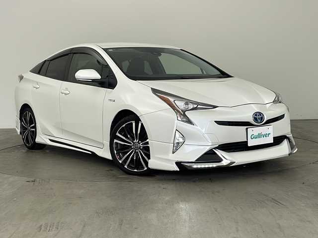 トヨタ プリウス S 兵庫県 2016(平28)年 5.8万km ホワイトパールクリスタルシャイン ・社外ナビ&TV&CD&DVD&SD&BT/・バックカメラ/・社外エアロパーツ（フロント・サイド・リア）/・トヨタセーフティセンス/・プリクラッシュセーフティ/・レーンディパーチャーアラート/・レーダークルーズコントロール/・オートマチックハイビーム/・LEDオートライト/・フォグランプ/・ふらつき検知/・革調シートカバー/・ステアリングリモコン/・ETC2.0/・革巻きステアリング/・社外18インチアルミホイール/・スマートキー/・スペアキー/・プッシュスタート/・社外フロアマット/・電動格納ミラー/・ドアバイザー/・横滑り防止装置