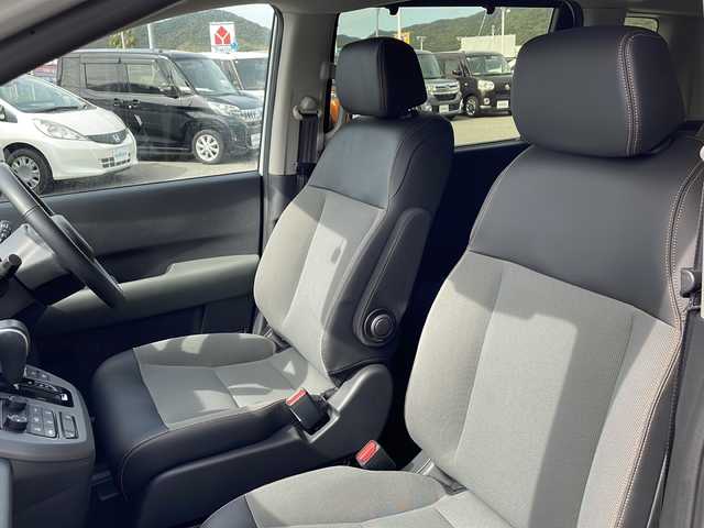 ホンダ フリード クロスター 兵庫県 2025(令7)年 1.3万km プラチナホワイトパール 純正８型ナビ/・TV.BT.AM.FM/衝突軽減装置/踏み間違え加速抑制システム/先行車発信お知らせ機能/標識認識機能/レーダークルーズコントロール/ブラインドスポットモニター/クリアランスソナー/バックカメラ/電動パーキングブレーキ/ブレーキホールド/前席シートヒーター/オートハイビーム/カーテンエアバック/純正フロアマット