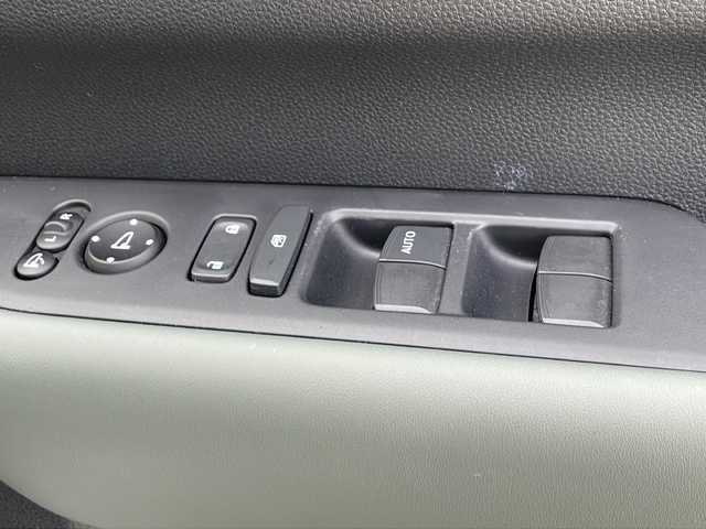 ホンダ フリード クロスター 兵庫県 2025(令7)年 1.3万km プラチナホワイトパール 純正８型ナビ/・TV.BT.AM.FM/衝突軽減装置/踏み間違え加速抑制システム/先行車発信お知らせ機能/標識認識機能/レーダークルーズコントロール/ブラインドスポットモニター/クリアランスソナー/バックカメラ/電動パーキングブレーキ/ブレーキホールド/前席シートヒーター/オートハイビーム/カーテンエアバック/純正フロアマット