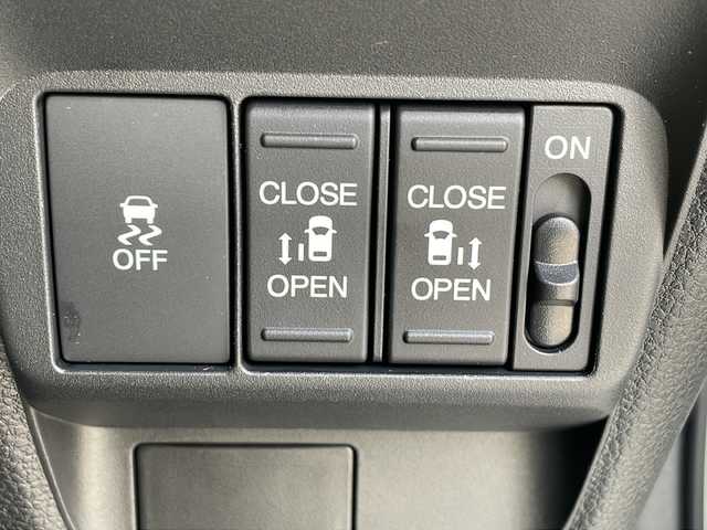 ホンダ フリード クロスター 兵庫県 2025(令7)年 1.3万km プラチナホワイトパール 純正８型ナビ/・TV.BT.AM.FM/衝突軽減装置/踏み間違え加速抑制システム/先行車発信お知らせ機能/標識認識機能/レーダークルーズコントロール/ブラインドスポットモニター/クリアランスソナー/バックカメラ/電動パーキングブレーキ/ブレーキホールド/前席シートヒーター/オートハイビーム/カーテンエアバック/純正フロアマット