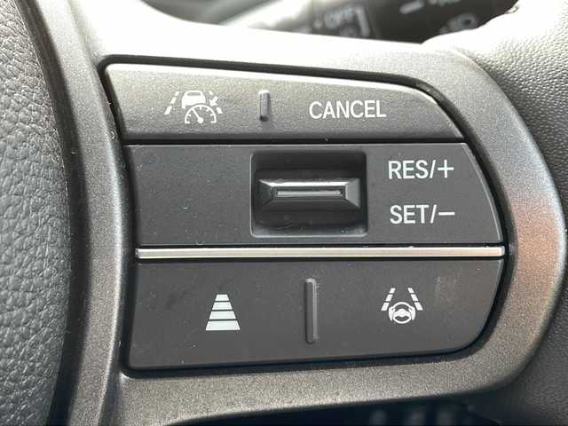 ホンダ フリード クロスター 兵庫県 2025(令7)年 1.3万km プラチナホワイトパール 純正８型ナビ/・TV.BT.AM.FM/衝突軽減装置/踏み間違え加速抑制システム/先行車発信お知らせ機能/標識認識機能/レーダークルーズコントロール/ブラインドスポットモニター/クリアランスソナー/バックカメラ/電動パーキングブレーキ/ブレーキホールド/前席シートヒーター/オートハイビーム/カーテンエアバック/純正フロアマット