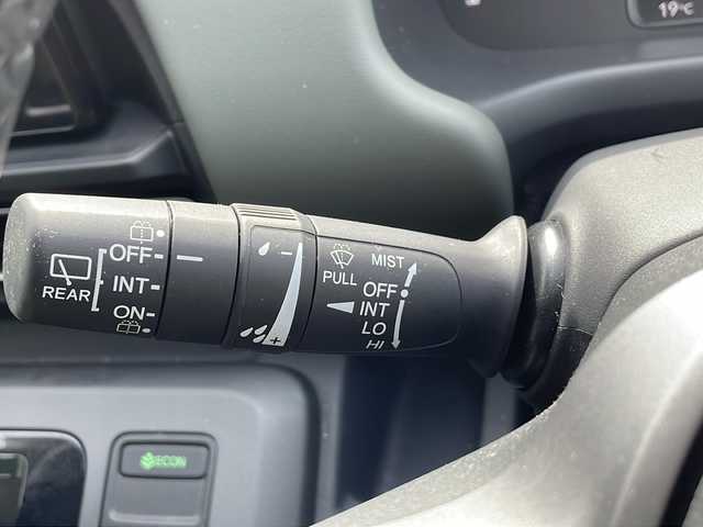 ホンダ フリード クロスター 兵庫県 2025(令7)年 1.3万km プラチナホワイトパール 純正８型ナビ/・TV.BT.AM.FM/衝突軽減装置/踏み間違え加速抑制システム/先行車発信お知らせ機能/標識認識機能/レーダークルーズコントロール/ブラインドスポットモニター/クリアランスソナー/バックカメラ/電動パーキングブレーキ/ブレーキホールド/前席シートヒーター/オートハイビーム/カーテンエアバック/純正フロアマット