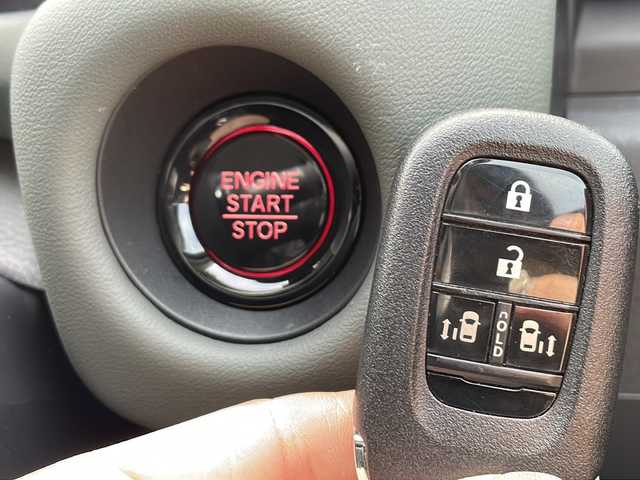 ホンダ フリード クロスター 兵庫県 2025(令7)年 1.3万km プラチナホワイトパール 純正８型ナビ/・TV.BT.AM.FM/衝突軽減装置/踏み間違え加速抑制システム/先行車発信お知らせ機能/標識認識機能/レーダークルーズコントロール/ブラインドスポットモニター/クリアランスソナー/バックカメラ/電動パーキングブレーキ/ブレーキホールド/前席シートヒーター/オートハイビーム/カーテンエアバック/純正フロアマット