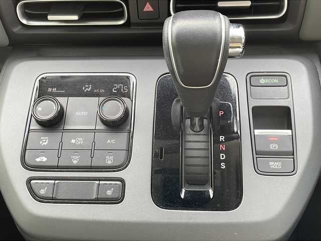 ホンダ フリード クロスター 兵庫県 2025(令7)年 1.3万km プラチナホワイトパール 純正８型ナビ/・TV.BT.AM.FM/衝突軽減装置/踏み間違え加速抑制システム/先行車発信お知らせ機能/標識認識機能/レーダークルーズコントロール/ブラインドスポットモニター/クリアランスソナー/バックカメラ/電動パーキングブレーキ/ブレーキホールド/前席シートヒーター/オートハイビーム/カーテンエアバック/純正フロアマット