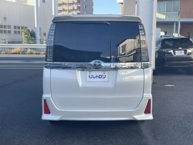 トヨタ ヴォクシー ZS 煌 岐阜県 2015(平27)年 13.9万km ホワイトパールクリスタルシャイン (株)IDOMが運営する【じしゃロン多治見店】の自社ローン対象車両になります。こちらは現金ご利用時の価格です。自社ローンご希望の方は別途その旨お申付け下さい。/アルパイン10インチナビ/11.4インチフリップダウンモニター/フルセグ/Ｂｌｕｅｔｏｏｔｈ/ＤＶＤ/ＣＤ/プッシュスタート/スマートキー/両側パワースライドドア/ＬＥＤヘッドライト/バックカメラ/ＥＴＣ　