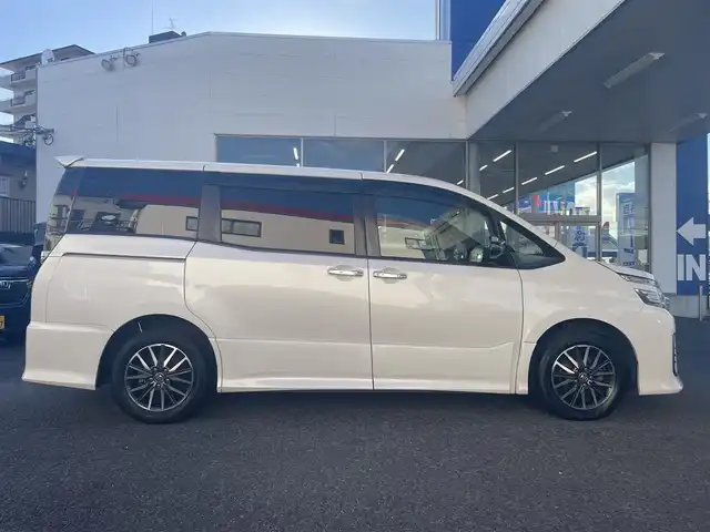 トヨタ ヴォクシー ZS 煌 岐阜県 2015(平27)年 13.9万km ホワイトパールクリスタルシャイン (株)IDOMが運営する【じしゃロン多治見店】の自社ローン対象車両になります。こちらは現金ご利用時の価格です。自社ローンご希望の方は別途その旨お申付け下さい。/アルパイン10インチナビ/11.4インチフリップダウンモニター/フルセグ/Ｂｌｕｅｔｏｏｔｈ/ＤＶＤ/ＣＤ/プッシュスタート/スマートキー/両側パワースライドドア/ＬＥＤヘッドライト/バックカメラ/ＥＴＣ　