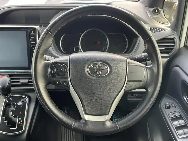 トヨタ ヴォクシー ZS 煌 岐阜県 2015(平27)年 13.9万km ホワイトパールクリスタルシャイン (株)IDOMが運営する【じしゃロン多治見店】の自社ローン対象車両になります。こちらは現金ご利用時の価格です。自社ローンご希望の方は別途その旨お申付け下さい。/アルパイン10インチナビ/11.4インチフリップダウンモニター/フルセグ/Ｂｌｕｅｔｏｏｔｈ/ＤＶＤ/ＣＤ/プッシュスタート/スマートキー/両側パワースライドドア/ＬＥＤヘッドライト/バックカメラ/ＥＴＣ　