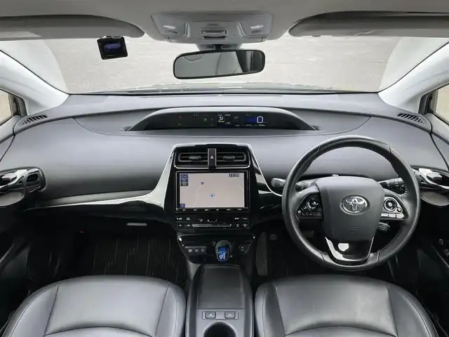 トヨタ プリウス S ツーリングセレクション 道央・札幌 2019(令1)年 4.9万km アティチュードブラックマイカ ４WD/寒冷地仕様/純正ディーラーOPナビ/CD/DVD/BT/フルセグ/トヨタセーフティセンス/プリクラッシュセーフティ/横滑り防止装置/レーダークルーズコントロール/レーンキープアシスト/パーキングアシスト/クリアランスソナー/パーキングサポートブレーキ/バックカメラ/ビルトインETC/ドライブレコーダー/EVMODE/DRIVEMODE切替/ワイパーデアイサー/前席シートヒーター/レザーシート/革巻きステアリング/ステアリングリモコン/プッシュスタート/スマートキー/LEDヘッドライト/オートライト/オートハイビーム/フォグランプ/電動格納ミラー/ヒーテッドドアミラー/ウィンカーミラー/純正フロアマット/スペアキー/純正エンジンスターター