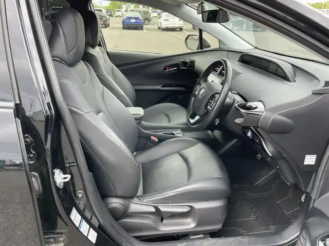 トヨタ プリウス S ツーリングセレクション 道央・札幌 2019(令1)年 4.9万km アティチュードブラックマイカ ４WD/寒冷地仕様/純正ディーラーOPナビ/CD/DVD/BT/フルセグ/トヨタセーフティセンス/プリクラッシュセーフティ/横滑り防止装置/レーダークルーズコントロール/レーンキープアシスト/パーキングアシスト/クリアランスソナー/パーキングサポートブレーキ/バックカメラ/ビルトインETC/ドライブレコーダー/EVMODE/DRIVEMODE切替/ワイパーデアイサー/前席シートヒーター/レザーシート/革巻きステアリング/ステアリングリモコン/プッシュスタート/スマートキー/LEDヘッドライト/オートライト/オートハイビーム/フォグランプ/電動格納ミラー/ヒーテッドドアミラー/ウィンカーミラー/純正フロアマット/スペアキー/純正エンジンスターター