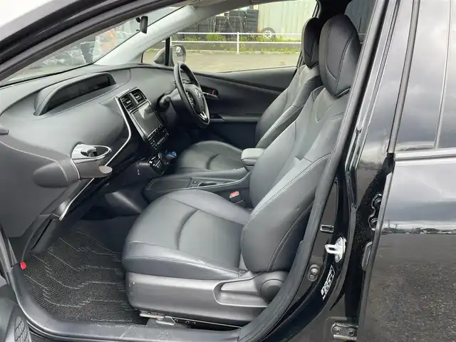 トヨタ プリウス S ツーリングセレクション 道央・札幌 2019(令1)年 4.9万km アティチュードブラックマイカ ４WD/寒冷地仕様/純正ディーラーOPナビ/CD/DVD/BT/フルセグ/トヨタセーフティセンス/プリクラッシュセーフティ/横滑り防止装置/レーダークルーズコントロール/レーンキープアシスト/パーキングアシスト/クリアランスソナー/パーキングサポートブレーキ/バックカメラ/ビルトインETC/ドライブレコーダー/EVMODE/DRIVEMODE切替/ワイパーデアイサー/前席シートヒーター/レザーシート/革巻きステアリング/ステアリングリモコン/プッシュスタート/スマートキー/LEDヘッドライト/オートライト/オートハイビーム/フォグランプ/電動格納ミラー/ヒーテッドドアミラー/ウィンカーミラー/純正フロアマット/スペアキー/純正エンジンスターター