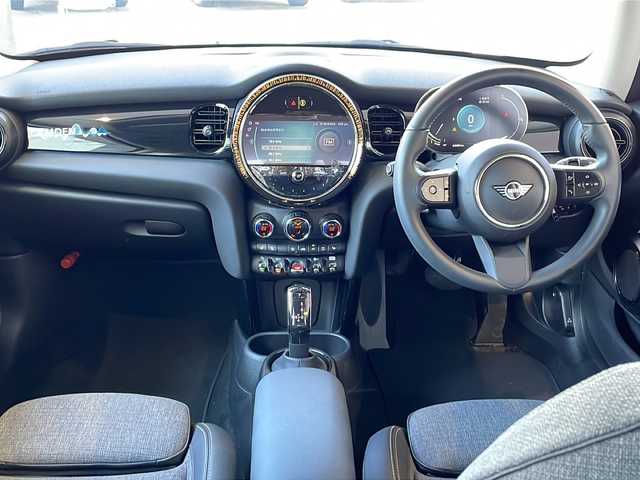 ＭＩＮＩ ＢＭＷ ミニ クーパー カムデンエディション 秋田県 2024(令6)年 0.5万km 白Ⅱ 特別仕様車/純正モニター/・AppleCarPlay/・BT/・USB/・ラジオ/シートヒーター/ステアリングスイッチ/横滑り防止装置/アイドリングストップ/電動格納ミラー/オートライト/コーナーセンサー/走行モード選択可