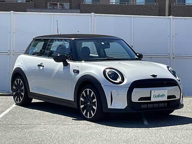 ＭＩＮＩ ＢＭＷ ミニ クーパー カムデンエディション 秋田県 2024(令6)年 0.5万km 白Ⅱ 特別仕様車/純正モニター/・AppleCarPlay/・BT/・USB/・ラジオ/シートヒーター/ステアリングスイッチ/横滑り防止装置/アイドリングストップ/電動格納ミラー/オートライト/コーナーセンサー/走行モード選択可