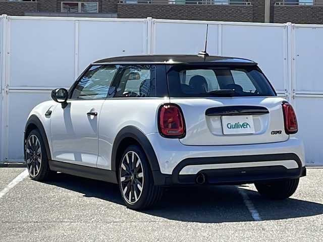 ＭＩＮＩ ＢＭＷ ミニ クーパー カムデンエディション 秋田県 2024(令6)年 0.5万km 白Ⅱ 特別仕様車/純正モニター/・AppleCarPlay/・BT/・USB/・ラジオ/シートヒーター/ステアリングスイッチ/横滑り防止装置/アイドリングストップ/電動格納ミラー/オートライト/コーナーセンサー/走行モード選択可