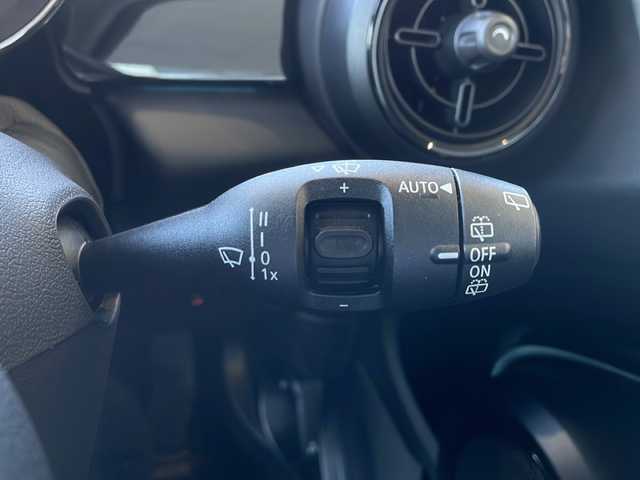 ＭＩＮＩ ＢＭＷ ミニ クーパー カムデンエディション 秋田県 2024(令6)年 0.5万km 白Ⅱ 特別仕様車/純正モニター/・AppleCarPlay/・BT/・USB/・ラジオ/シートヒーター/ステアリングスイッチ/横滑り防止装置/アイドリングストップ/電動格納ミラー/オートライト/コーナーセンサー/走行モード選択可