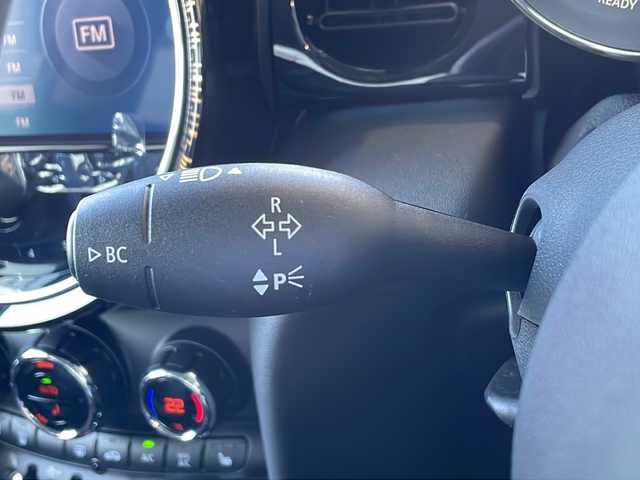 ＭＩＮＩ ＢＭＷ ミニ クーパー カムデンエディション 秋田県 2024(令6)年 0.5万km 白Ⅱ 特別仕様車/純正モニター/・AppleCarPlay/・BT/・USB/・ラジオ/シートヒーター/ステアリングスイッチ/横滑り防止装置/アイドリングストップ/電動格納ミラー/オートライト/コーナーセンサー/走行モード選択可