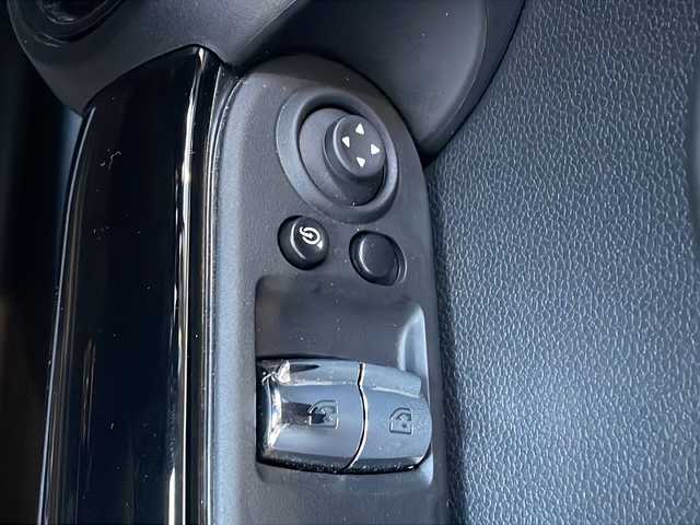 ＭＩＮＩ ＢＭＷ ミニ クーパー カムデンエディション 秋田県 2024(令6)年 0.5万km 白Ⅱ 特別仕様車/純正モニター/・AppleCarPlay/・BT/・USB/・ラジオ/シートヒーター/ステアリングスイッチ/横滑り防止装置/アイドリングストップ/電動格納ミラー/オートライト/コーナーセンサー/走行モード選択可