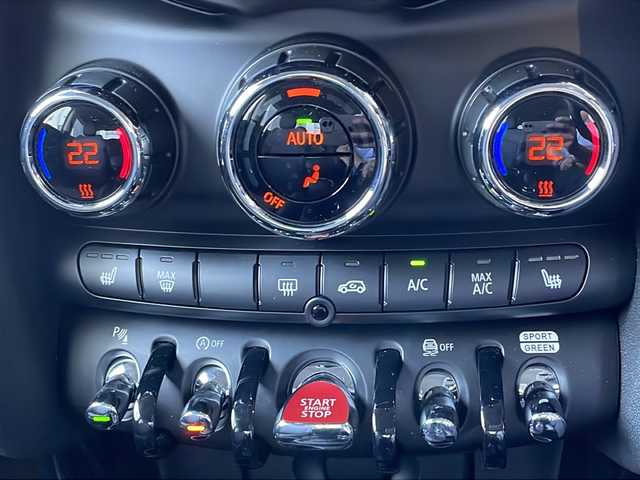 ＭＩＮＩ ＢＭＷ ミニ クーパー カムデンエディション 秋田県 2024(令6)年 0.5万km 白Ⅱ 特別仕様車/純正モニター/・AppleCarPlay/・BT/・USB/・ラジオ/シートヒーター/ステアリングスイッチ/横滑り防止装置/アイドリングストップ/電動格納ミラー/オートライト/コーナーセンサー/走行モード選択可