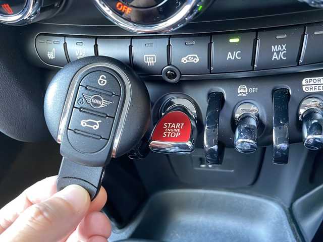 ＭＩＮＩ ＢＭＷ ミニ クーパー カムデンエディション 秋田県 2024(令6)年 0.5万km 白Ⅱ 特別仕様車/純正モニター/・AppleCarPlay/・BT/・USB/・ラジオ/シートヒーター/ステアリングスイッチ/横滑り防止装置/アイドリングストップ/電動格納ミラー/オートライト/コーナーセンサー/走行モード選択可