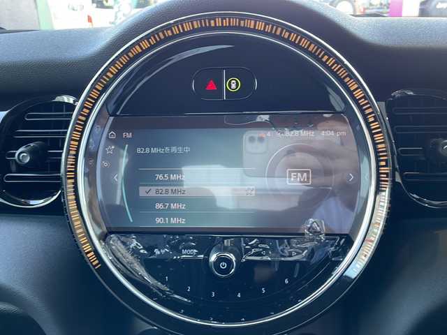 ＭＩＮＩ ＢＭＷ ミニ クーパー カムデンエディション 秋田県 2024(令6)年 0.5万km 白Ⅱ 特別仕様車/純正モニター/・AppleCarPlay/・BT/・USB/・ラジオ/シートヒーター/ステアリングスイッチ/横滑り防止装置/アイドリングストップ/電動格納ミラー/オートライト/コーナーセンサー/走行モード選択可