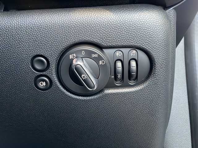 ＭＩＮＩ ＢＭＷ ミニ クーパー カムデンエディション 秋田県 2024(令6)年 0.5万km 白Ⅱ 特別仕様車/純正モニター/・AppleCarPlay/・BT/・USB/・ラジオ/シートヒーター/ステアリングスイッチ/横滑り防止装置/アイドリングストップ/電動格納ミラー/オートライト/コーナーセンサー/走行モード選択可