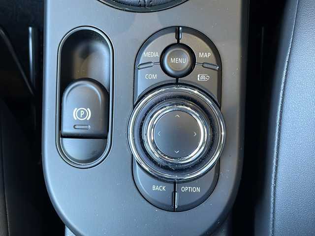 ＭＩＮＩ ＢＭＷ ミニ クーパー カムデンエディション 秋田県 2024(令6)年 0.5万km 白Ⅱ 特別仕様車/純正モニター/・AppleCarPlay/・BT/・USB/・ラジオ/シートヒーター/ステアリングスイッチ/横滑り防止装置/アイドリングストップ/電動格納ミラー/オートライト/コーナーセンサー/走行モード選択可