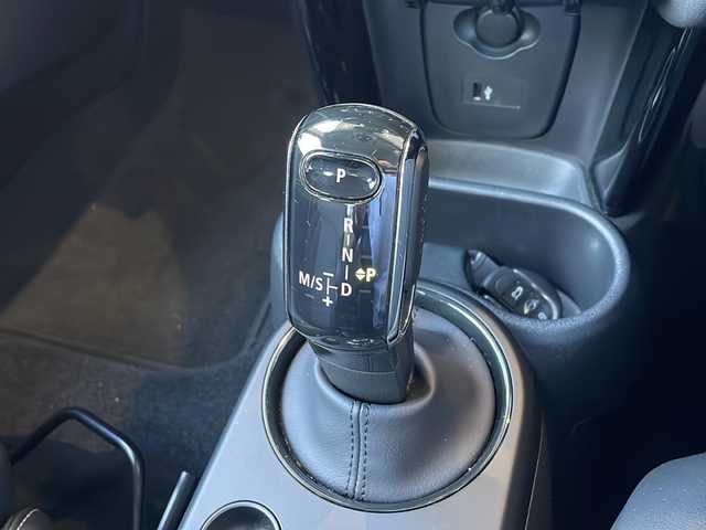 ＭＩＮＩ ＢＭＷ ミニ クーパー カムデンエディション 秋田県 2024(令6)年 0.5万km 白Ⅱ 特別仕様車/純正モニター/・AppleCarPlay/・BT/・USB/・ラジオ/シートヒーター/ステアリングスイッチ/横滑り防止装置/アイドリングストップ/電動格納ミラー/オートライト/コーナーセンサー/走行モード選択可