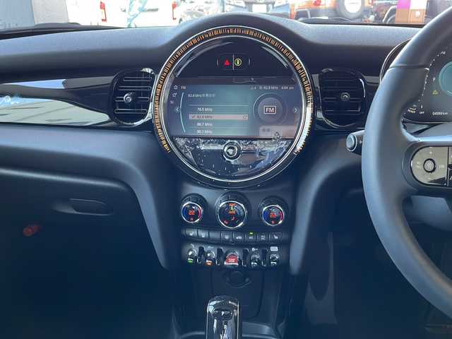 ＭＩＮＩ ＢＭＷ ミニ クーパー カムデンエディション 秋田県 2024(令6)年 0.5万km 白Ⅱ 特別仕様車/純正モニター/・AppleCarPlay/・BT/・USB/・ラジオ/シートヒーター/ステアリングスイッチ/横滑り防止装置/アイドリングストップ/電動格納ミラー/オートライト/コーナーセンサー/走行モード選択可