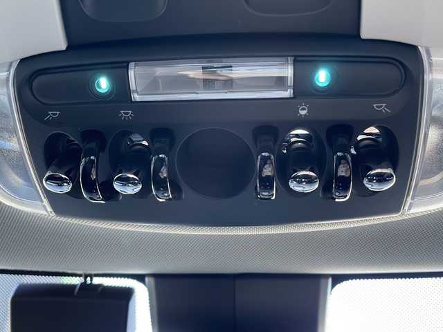 ＭＩＮＩ ＢＭＷ ミニ クーパー カムデンエディション 秋田県 2024(令6)年 0.5万km 白Ⅱ 特別仕様車/純正モニター/・AppleCarPlay/・BT/・USB/・ラジオ/シートヒーター/ステアリングスイッチ/横滑り防止装置/アイドリングストップ/電動格納ミラー/オートライト/コーナーセンサー/走行モード選択可