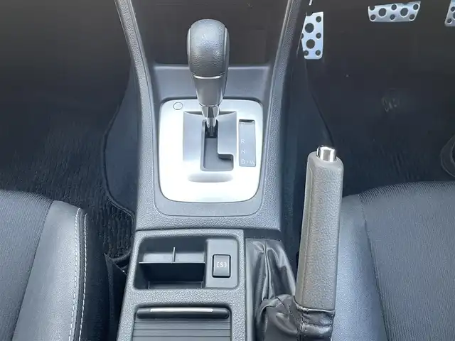 スバル インプレッサ スポーツ 2．0i－S 愛知県 2014(平26)年 7.4万km クリスタルブラックシリカ (株)IDOMが運営する【じしゃロン豊川店】の自社ローン専用車両になります。こちらは現金またはオートローンご利用時の価格です。自社ローンご希望の方は別途その旨お申付け下さい/社外SDナビ/・フルセグTV/・CD/DVD/BT/・AM.FM/ETC/クルーズコントロール/D/N席パワーシート/ハーフレザーシート/オートライト/フォグランプ/アイドリングストップ/純正17インチAW/純正フロアマット/ドアバイザー/横滑り防止システム/電動格納ウィンカーミラー
