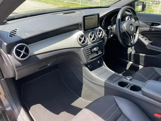 メルセデス・ベンツ ＧＬＡ１８０ 福岡県 2015(平27)年 4.5万km オリエントブラウン レーダーセーフティパッケージ　/盗難防止　/エアバック　/バックカメラ　/コーナーセンサー　/ナビ　/Ｂｌｕｅｔｏｏｔｈ　/フルセグＴＶ　/純正アルミホイール　/純正フロアマット　/プッシュスタート　/スマートキー/オートライト/LEDヘッドライト/電動リアゲート/フルフラット