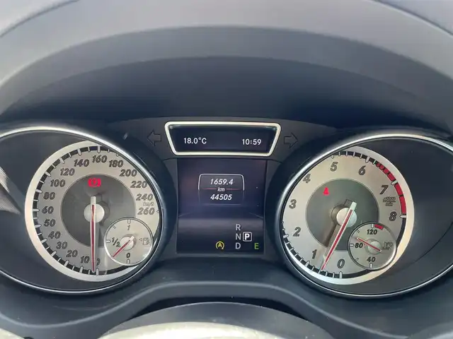 メルセデス・ベンツ ＧＬＡ１８０ 福岡県 2015(平27)年 4.5万km オリエントブラウン レーダーセーフティパッケージ　/盗難防止　/エアバック　/バックカメラ　/コーナーセンサー　/ナビ　/Ｂｌｕｅｔｏｏｔｈ　/フルセグＴＶ　/純正アルミホイール　/純正フロアマット　/プッシュスタート　/スマートキー/オートライト/LEDヘッドライト/電動リアゲート/フルフラット