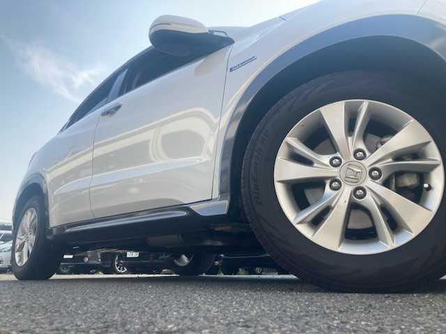ホンダ ヴェゼル ハイブリッド X 三重県 2014(平26)年 9.5万km ホワイトオーキッドパール (株)IDOMが運営する【じしゃロン四日市店】の自社ローン専用車両になります。こちらは現金またはオートローンご利用時の価格です。自社ローンご希望の方は別途その旨お申付け下さい/社外SDナビ/フルセグTV/（CD/DVD/AM/FM/SD/USB/BT）/クルーズコントロール/バックカメラ/ETC/パドルシフト/ステアリングスイッチ/CTBA/電子パーキング/オートブレーキホールド/電動格納ウィンカーミラー