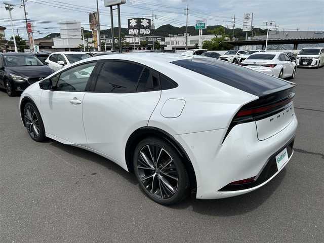 トヨタ プリウス Z 岡山県 2023(令5)年 5.2万km プラチナホワイトパールマイカ 純正12.3インチナビ/（AM.FM.TV.BT.Miracast）/パノラミックビューモニター/トヨタセーフティーセンス/・レーンディパーチャアラート/・プリクラッシュセーフティ/・アダプティブクルーズコントロール/・オートマチックハイビーム/AC100V/パワーバックドア/D席パワーシート/前席シートヒーター/ベンチレーション/ステアリングヒーター/アドバンスドパーク/ETC2.0/ブラインドスポットモニター/純正19インチアルミホイール