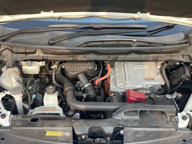 日産 セレナ e－パワー ハイウェイスター V 京都府 2018(平30)年 6.7万km ブリリアントホワイトパール 純正９インチナビ　アラウンドビューモニター　後席フリップダウンモニター　プロパイロット　両側パワースライドドア　ＬＥＤヘッドライト　純正ドライブレコーダー　ビルトインＥＴＣ　コーナーセンサー　禁煙車