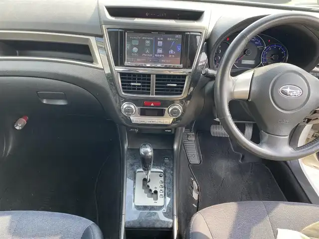 スバル エクシーガ 2．0i－S 福岡県 2009(平21)年 12.2万km サテンホワイトパール ・サンルーフ/・クルーズコントロール/・純正ナビ/Bluetooth/USB/・D席パワーシート/・DTV/・ETC/・純正17AW/・保証書/・取扱説明書