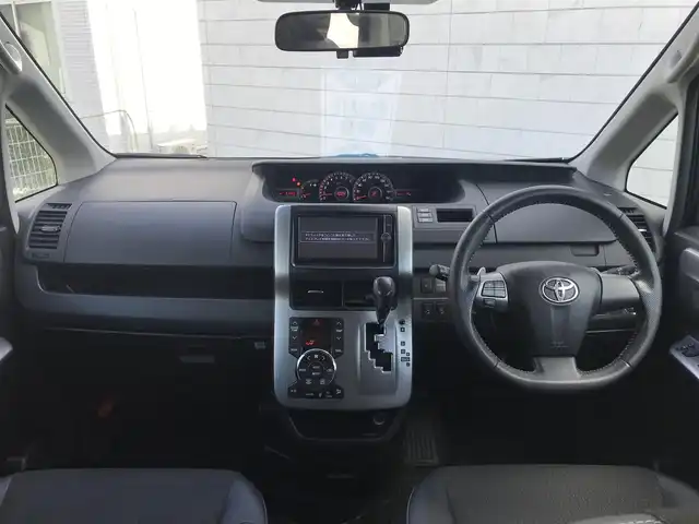 トヨタ ヴォクシー ZS 煌Z 栃木県 2013(平25)年 8.2万km ブラック )IDOMが運営する【じしゃロン小山店】の自社ローン専用車両になります。こちらは現金またはオートローンご利用時の価格です。自社ローンご希望の方は別途その旨お申付け下さい//禁煙車/純正フルセグナビ/（CD/DVD/AM/FMラジオ）/(Bluetooth)/スマートキー/プッシュスタート/ＥＴＣ/両側パワースライドドア/ドライブレコーダー/チップアップシート/ステアリングリモコン/電動格納ドアミラー/パワーウインドウ/オートライト/防眩ミラー