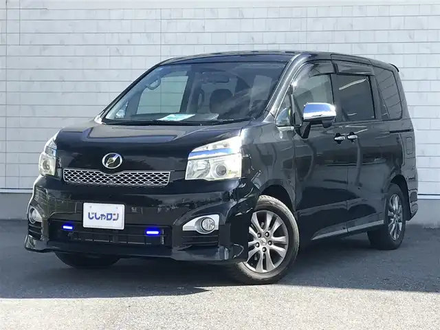 トヨタ ヴォクシー ZS 煌Z 栃木県 2013(平25)年 8.2万km ブラック )IDOMが運営する【じしゃロン小山店】の自社ローン専用車両になります。こちらは現金またはオートローンご利用時の価格です。自社ローンご希望の方は別途その旨お申付け下さい//禁煙車/純正フルセグナビ/（CD/DVD/AM/FMラジオ）/(Bluetooth)/スマートキー/プッシュスタート/ＥＴＣ/両側パワースライドドア/ドライブレコーダー/チップアップシート/ステアリングリモコン/電動格納ドアミラー/パワーウインドウ/オートライト/防眩ミラー