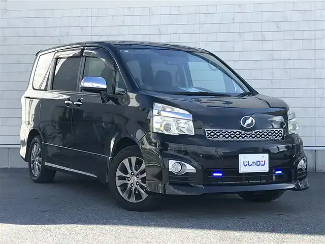 トヨタ ヴォクシー ZS 煌Z 栃木県 2013(平25)年 8.2万km ブラック )IDOMが運営する【じしゃロン小山店】の自社ローン専用車両になります。こちらは現金またはオートローンご利用時の価格です。自社ローンご希望の方は別途その旨お申付け下さい//禁煙車/純正フルセグナビ/（CD/DVD/AM/FMラジオ）/(Bluetooth)/スマートキー/プッシュスタート/ＥＴＣ/両側パワースライドドア/ドライブレコーダー/チップアップシート/ステアリングリモコン/電動格納ドアミラー/パワーウインドウ/オートライト/防眩ミラー