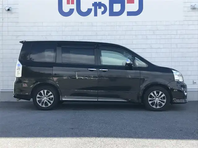 トヨタ ヴォクシー ZS 煌Z 栃木県 2013(平25)年 8.2万km ブラック )IDOMが運営する【じしゃロン小山店】の自社ローン専用車両になります。こちらは現金またはオートローンご利用時の価格です。自社ローンご希望の方は別途その旨お申付け下さい//禁煙車/純正フルセグナビ/（CD/DVD/AM/FMラジオ）/(Bluetooth)/スマートキー/プッシュスタート/ＥＴＣ/両側パワースライドドア/ドライブレコーダー/チップアップシート/ステアリングリモコン/電動格納ドアミラー/パワーウインドウ/オートライト/防眩ミラー