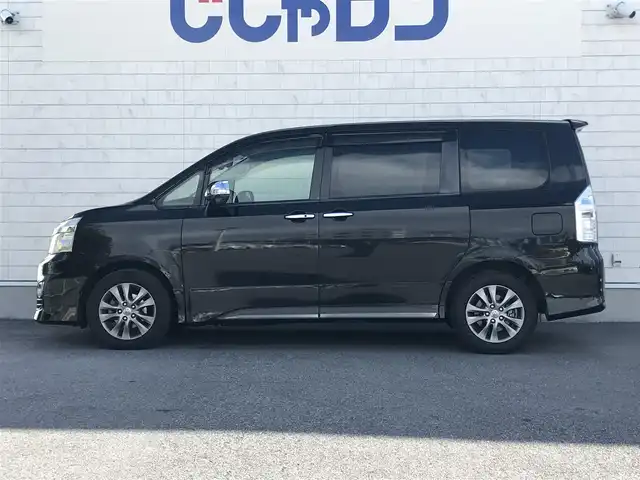 トヨタ ヴォクシー ZS 煌Z 栃木県 2013(平25)年 8.2万km ブラック )IDOMが運営する【じしゃロン小山店】の自社ローン専用車両になります。こちらは現金またはオートローンご利用時の価格です。自社ローンご希望の方は別途その旨お申付け下さい//禁煙車/純正フルセグナビ/（CD/DVD/AM/FMラジオ）/(Bluetooth)/スマートキー/プッシュスタート/ＥＴＣ/両側パワースライドドア/ドライブレコーダー/チップアップシート/ステアリングリモコン/電動格納ドアミラー/パワーウインドウ/オートライト/防眩ミラー