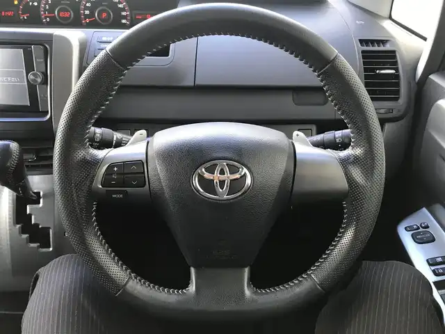 トヨタ ヴォクシー ZS 煌Z 栃木県 2013(平25)年 8.2万km ブラック )IDOMが運営する【じしゃロン小山店】の自社ローン専用車両になります。こちらは現金またはオートローンご利用時の価格です。自社ローンご希望の方は別途その旨お申付け下さい//禁煙車/純正フルセグナビ/（CD/DVD/AM/FMラジオ）/(Bluetooth)/スマートキー/プッシュスタート/ＥＴＣ/両側パワースライドドア/ドライブレコーダー/チップアップシート/ステアリングリモコン/電動格納ドアミラー/パワーウインドウ/オートライト/防眩ミラー