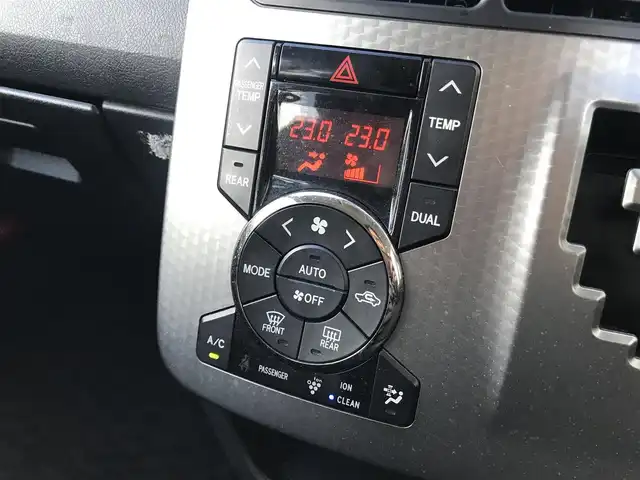 トヨタ ヴォクシー ZS 煌Z 栃木県 2013(平25)年 8.2万km ブラック )IDOMが運営する【じしゃロン小山店】の自社ローン専用車両になります。こちらは現金またはオートローンご利用時の価格です。自社ローンご希望の方は別途その旨お申付け下さい//禁煙車/純正フルセグナビ/（CD/DVD/AM/FMラジオ）/(Bluetooth)/スマートキー/プッシュスタート/ＥＴＣ/両側パワースライドドア/ドライブレコーダー/チップアップシート/ステアリングリモコン/電動格納ドアミラー/パワーウインドウ/オートライト/防眩ミラー