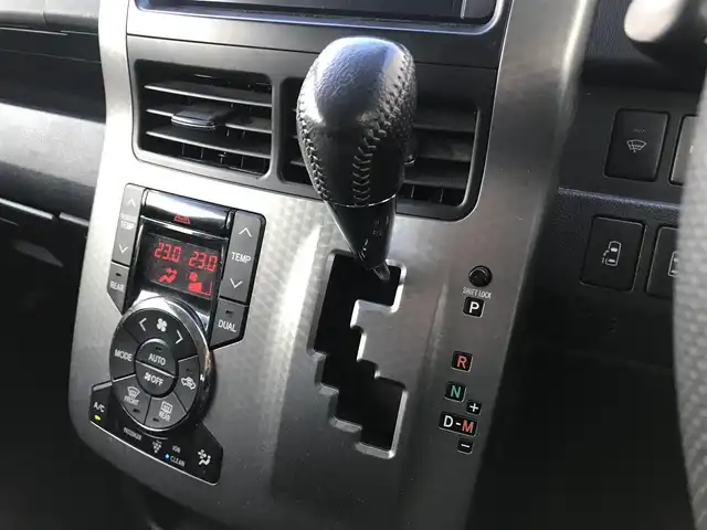 トヨタ ヴォクシー ZS 煌Z 栃木県 2013(平25)年 8.2万km ブラック )IDOMが運営する【じしゃロン小山店】の自社ローン専用車両になります。こちらは現金またはオートローンご利用時の価格です。自社ローンご希望の方は別途その旨お申付け下さい//禁煙車/純正フルセグナビ/（CD/DVD/AM/FMラジオ）/(Bluetooth)/スマートキー/プッシュスタート/ＥＴＣ/両側パワースライドドア/ドライブレコーダー/チップアップシート/ステアリングリモコン/電動格納ドアミラー/パワーウインドウ/オートライト/防眩ミラー