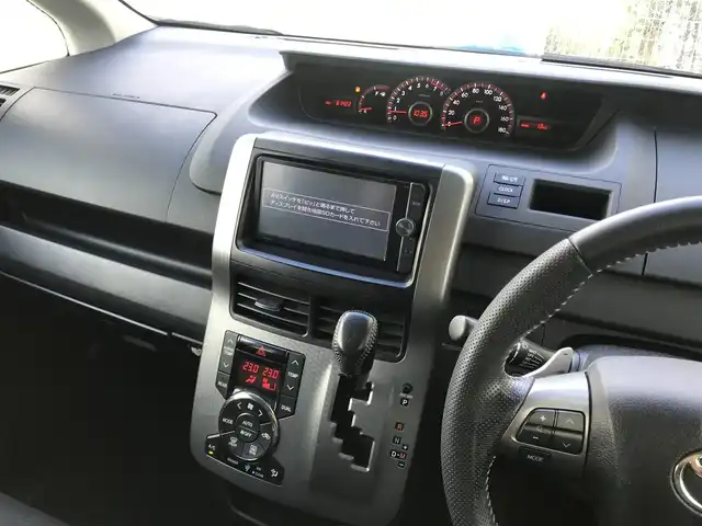 トヨタ ヴォクシー ZS 煌Z 栃木県 2013(平25)年 8.2万km ブラック )IDOMが運営する【じしゃロン小山店】の自社ローン専用車両になります。こちらは現金またはオートローンご利用時の価格です。自社ローンご希望の方は別途その旨お申付け下さい//禁煙車/純正フルセグナビ/（CD/DVD/AM/FMラジオ）/(Bluetooth)/スマートキー/プッシュスタート/ＥＴＣ/両側パワースライドドア/ドライブレコーダー/チップアップシート/ステアリングリモコン/電動格納ドアミラー/パワーウインドウ/オートライト/防眩ミラー