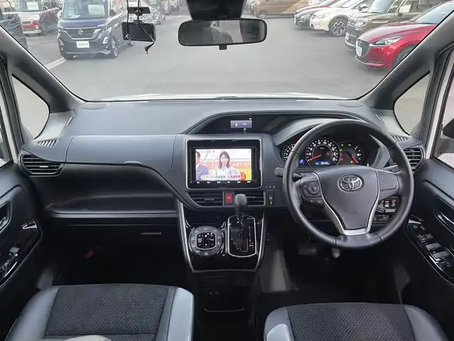 トヨタ ヴォクシー ZS 煌Ⅲ 静岡県 2021(令3)年 3.9万km ホワイトパールクリスタルシャイン 純正9インチナビ/フルセグTV/Bluetooth接続/バックカメラ/トヨタセーフティセンス/プリクラッシュセーフティ/レーンキープアシスト/横滑り防止装置/両側パワースライドドア/クルーズコントロール/ビルトインETC/プッシュスタート/スマートキー/ハーフレザーシート/LEDオートライト/オートハイビーム/フロアマット/取扱説明書