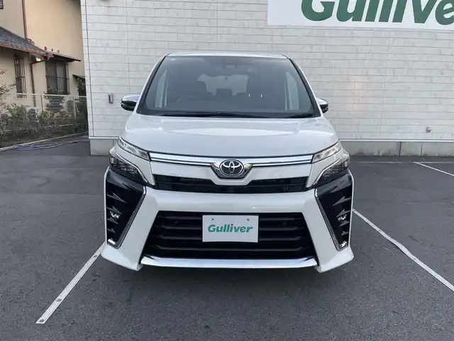 トヨタ ヴォクシー ZS 煌Ⅲ 静岡県 2021(令3)年 3.9万km ホワイトパールクリスタルシャイン 純正9インチナビ/フルセグTV/Bluetooth接続/バックカメラ/トヨタセーフティセンス/プリクラッシュセーフティ/レーンキープアシスト/横滑り防止装置/両側パワースライドドア/クルーズコントロール/ビルトインETC/プッシュスタート/スマートキー/ハーフレザーシート/LEDオートライト/オートハイビーム/フロアマット/取扱説明書