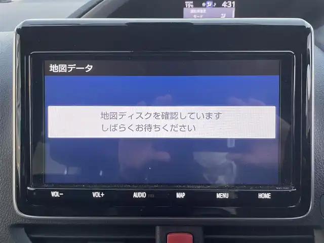 トヨタ ヴォクシー ZS 煌Ⅲ 静岡県 2021(令3)年 3.9万km ホワイトパールクリスタルシャイン 純正9インチナビ/フルセグTV/Bluetooth接続/バックカメラ/トヨタセーフティセンス/プリクラッシュセーフティ/レーンキープアシスト/横滑り防止装置/両側パワースライドドア/クルーズコントロール/ビルトインETC/プッシュスタート/スマートキー/ハーフレザーシート/LEDオートライト/オートハイビーム/フロアマット/取扱説明書